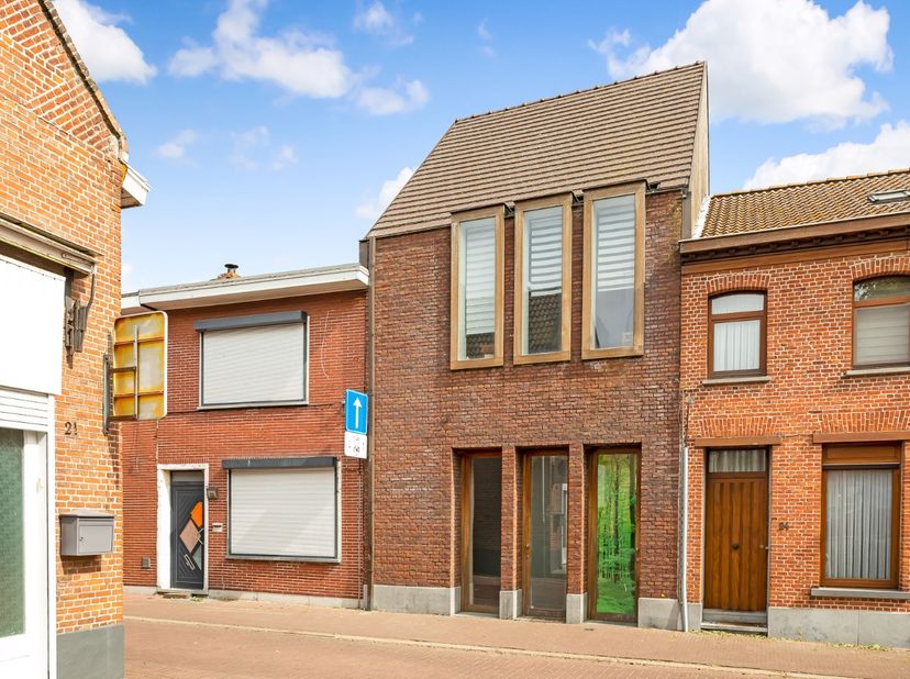 Dit handelsgelijkvloers met woonst is top gelegen aan de gezellige botermarkt in Zandvliet, midden in het centrum van het dorp. Winkels, scholen en he