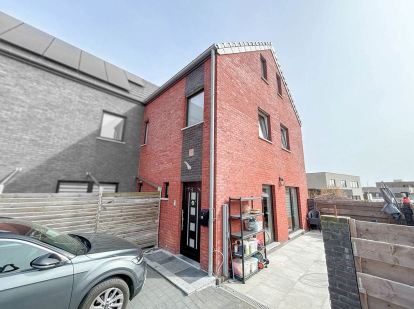 Lagence immobilière STRAZZERIMMO vous présente cette magnifique maison 3 façades entièrement rénovée et habitable de suite comprenant 3ch, parking et