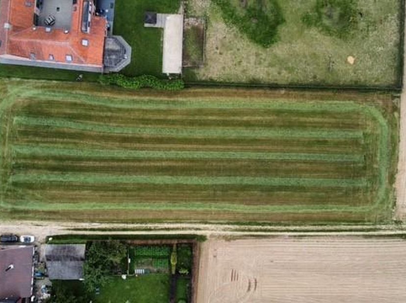Un champ sis au lieu dit « STEVENSKOUTER », libre d&#039;occupation, connu au cadastre selon récent extrait cadastral section B numéro 0498AP0000, pour une