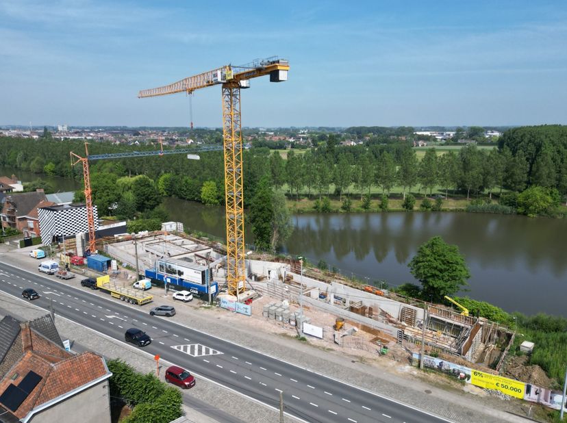 Dit tweeslaapkamer appartement van 92 m² bevindt zich op de eerste verdieping van het project Leiemeersen gelegen vlak langs de Leie in Astene. Het co
