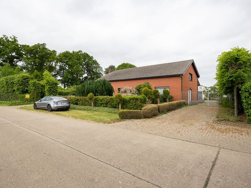 GOED ONDERHOUDEN WONING&lt;br /&gt;
&lt;br /&gt;
Landelijk gelegen. Op een ruim perceel van 3.898 m² met 4 slaapkamers. &lt;br /&gt;
Zonevreemde woning, waarvan reeds d