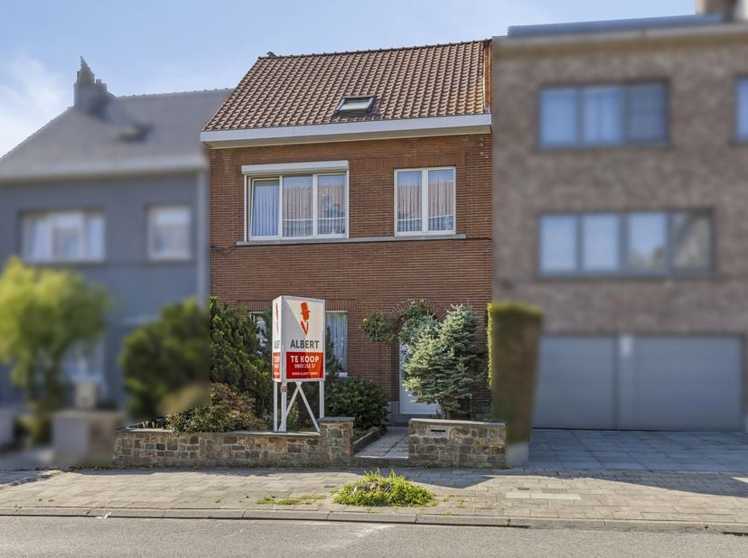 Ben je op zoek naar een instapklare woning met voldoende ruimte en een strategische ligging? Deze charmante gezinswoning in Zellik combineert comfort