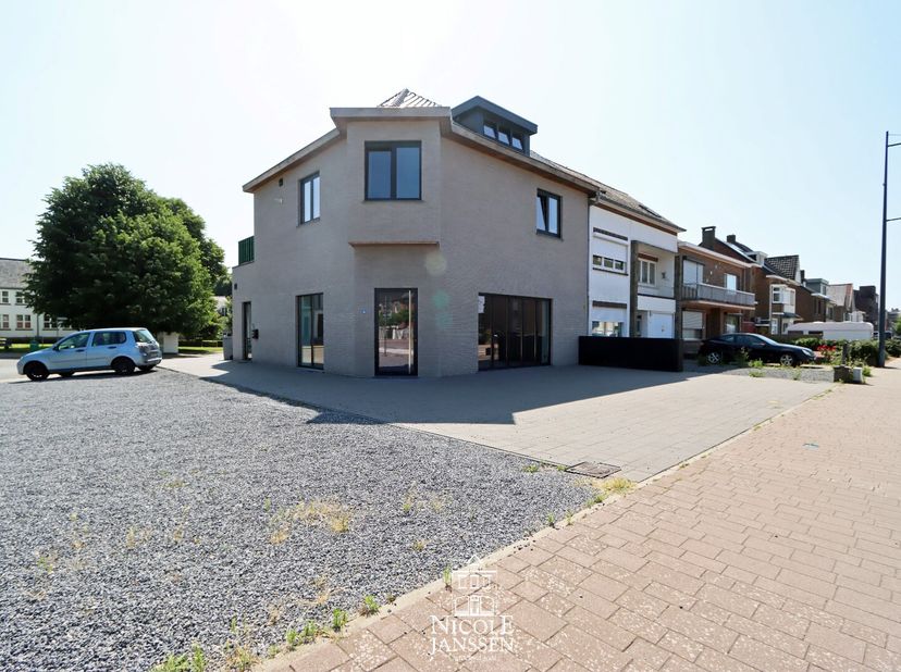 Met een royale commerciële ruimte geschikt voor diverse doeleinden zoals broodjeszaak, winkel, kantoor of showroom, is dit de perfecte plek om jouw on