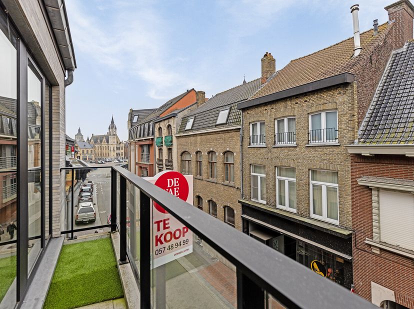 Cet appartement (123 m²) à vendre est situé dans la Gasthuisstraat à Poperinge, donc en plein centre, près de la Grote Markt. L&#039;appartement vous donne