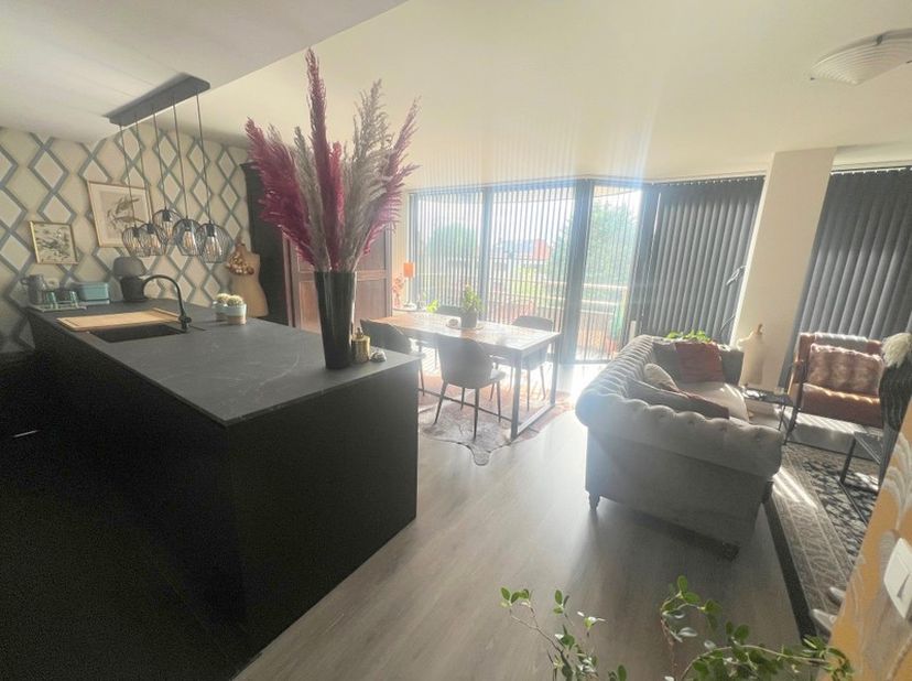 LICHTRIJK APPARTEMENT MET EEN LUXE UITSTRALING &lt;br /&gt;
2 de verd met lift &lt;br /&gt;
op wandelafstand van de Grote Markt en de winkelstraat &lt;br /&gt;
hal;&lt;br