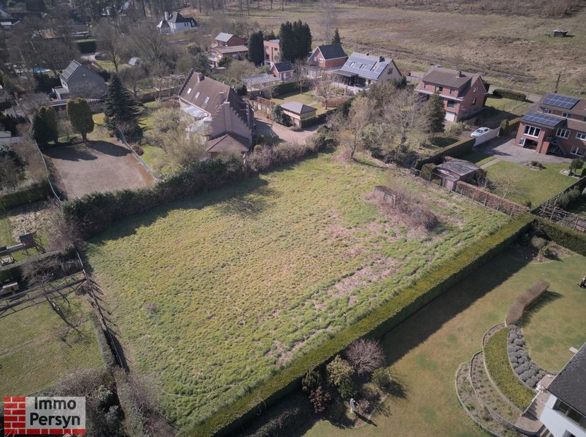 Ontdek deze unieke kans om uw droomhuis te realiseren op een prachtig stuk grond, gelegen aan de Langedreef 33 te Averbode. Dit perceel van maar liefs