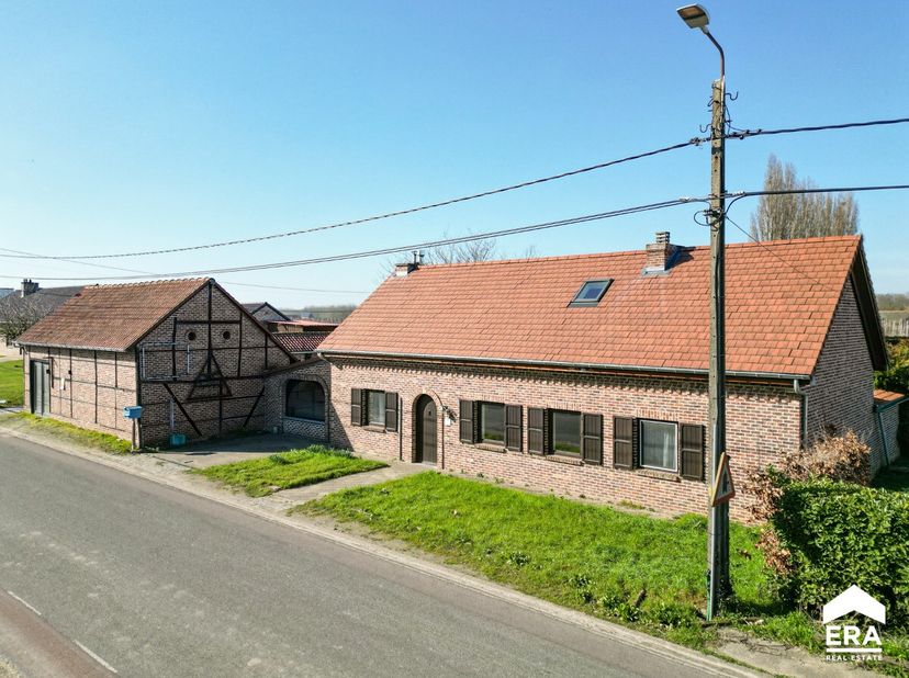 [[ DIT PAND NEEMT DEEL AAN DE ERA OPEN HUIZEN DAG OP 14/6 VAN 13:00 TOT 14:00 ]] Verder te renoveren, karaktervolle eengezinswoning met 4 slaapkamers,
