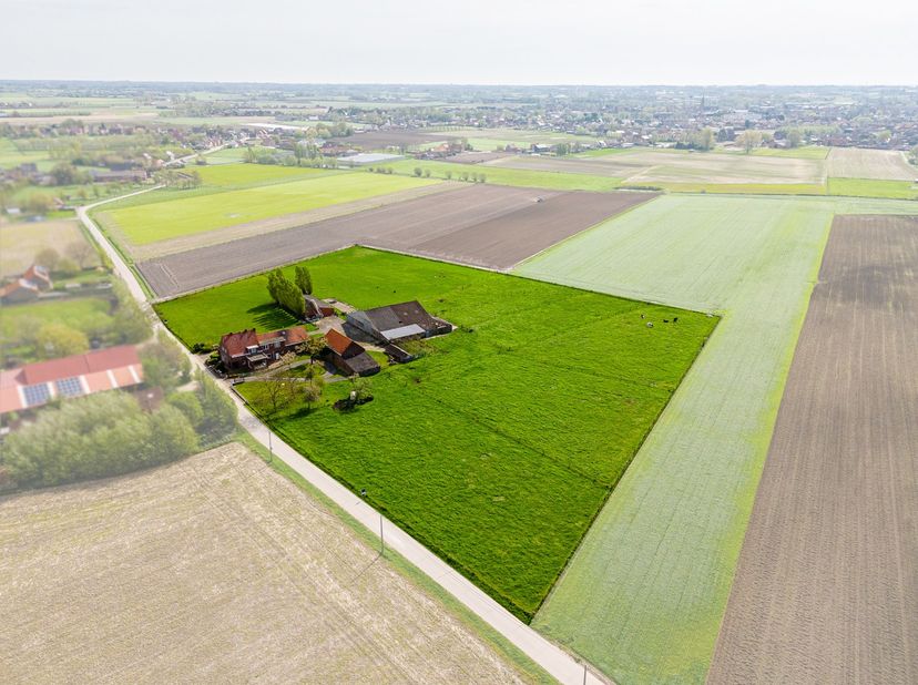 In een landelijke zijweg van Kortemark bevindt zich deze prachtige hoeve op een uitgestrekt perceel van 2,4 hectaren.&lt;br /&gt;
De hoeve is als volgt opge