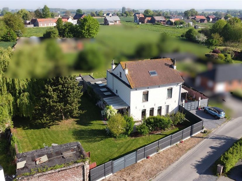 Vaste et lumineuse maison sur plus de 18 ares - &lt;br /&gt;
Rez : Lumineux bureau de près de 20 m², très agréable salon avec accès à la terrasse extérieure