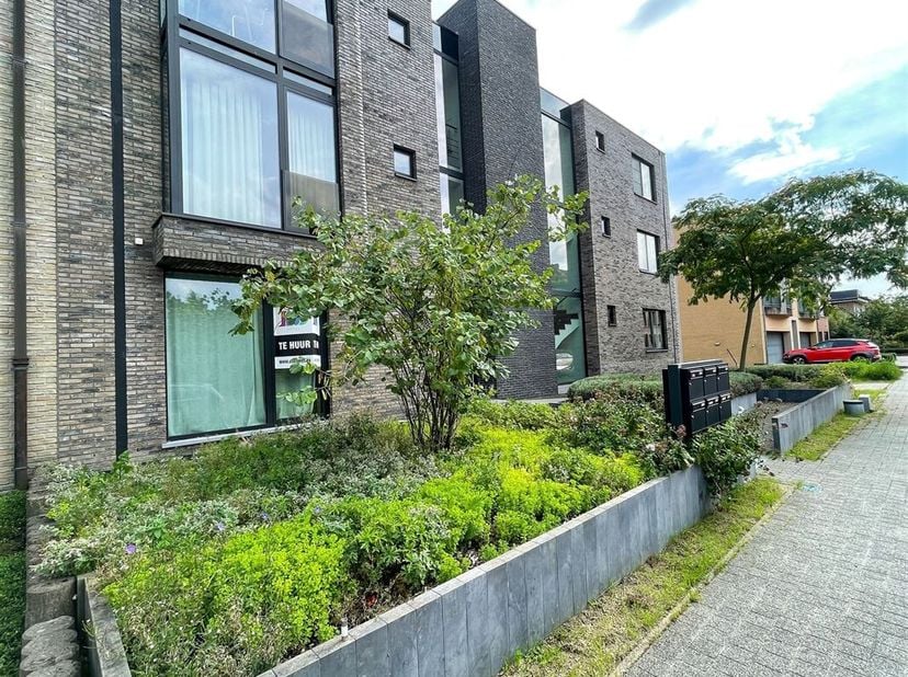 Rustig gelegen en instapklaar appartement voorzien van een hoogwaardige afwerking. Het appartement bevindt zich op de gelijkvloerse verdieping en beva
