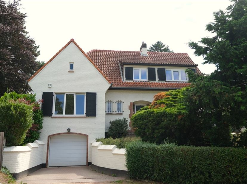 Charmante villa vlakbij de iDSB (100m) en tram 39 in een privéstraat: +-200m² woonoppervlakte + 50m² garage en kelder, grote tuin, 4 slaapkamers, 2 ba