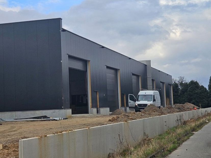 Cette nouvelle unité PME d&#039;environ 450 m² est très bien située dans la zone PME Europark à Lanaken, avec un accès facile à Maastricht (8 min), Maasmec