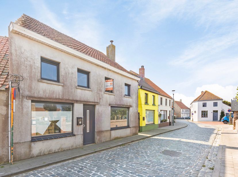 In het idyllische Nieuwmunster, temidden van de Polders, bevindt zich deze toffe, deels gerenoveerde woning met 3 à 4 SLAAPKAMERS &amp; zonnige TUIN. Tot