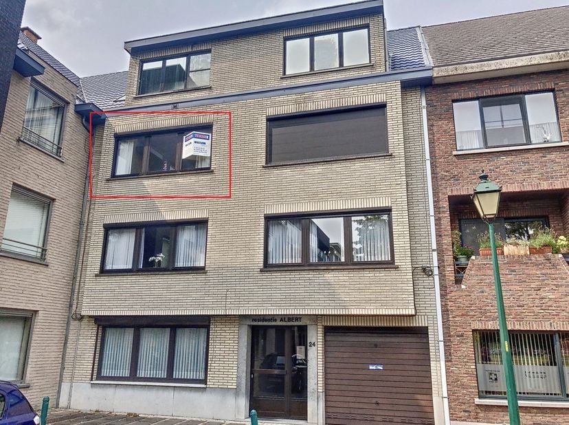 Aan het groende Koning Albert I plein, in het centrum van Leopoldsburg, in een kleine, nette en keurig onderhouden residentie ligt dit verrassend ruim