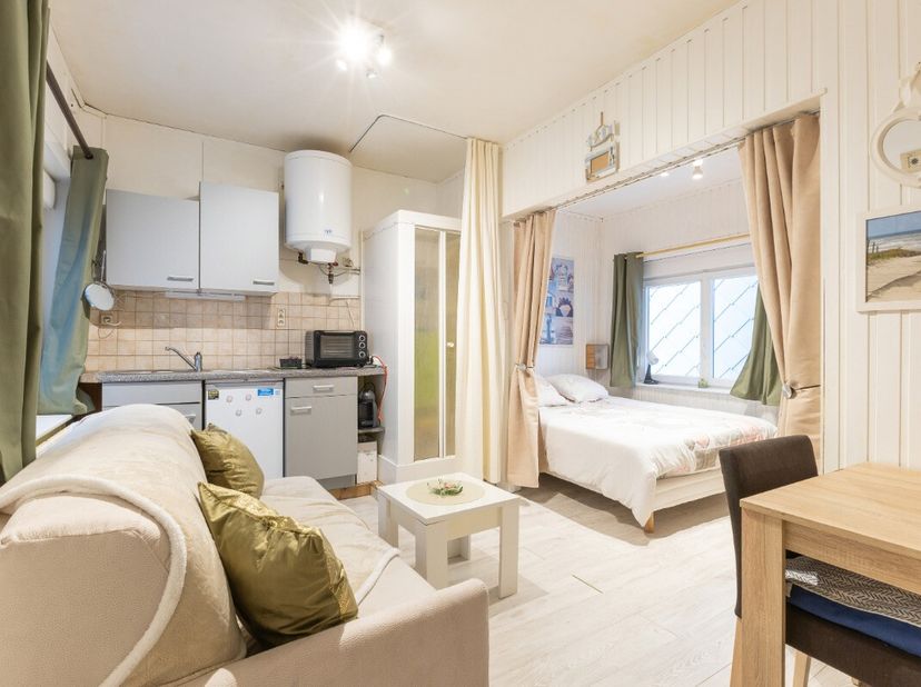 Koksijde : dans la résidence &quot;Victory&quot; vous trouverez ce studio prêt à être emménagé ! Situé dans une rue secondaire de la rue commerçante, c&#039;est la p
