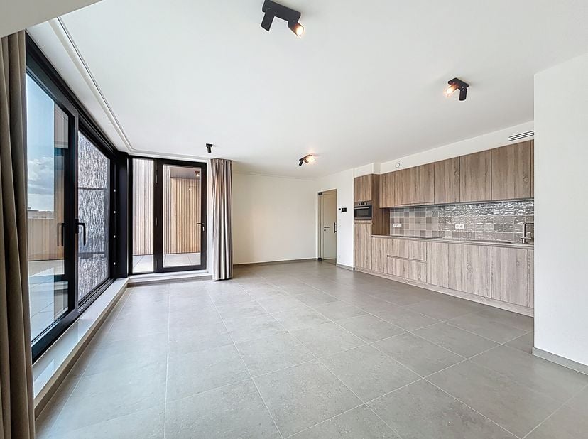 Indeling :&lt;br /&gt;
- inkomhal met gastentoilet&lt;br /&gt;
- ruime leefruimte met veel lichtinval&lt;br /&gt;
- volledig uitgeruste keuken&lt;br /&gt;
- praktische bergin