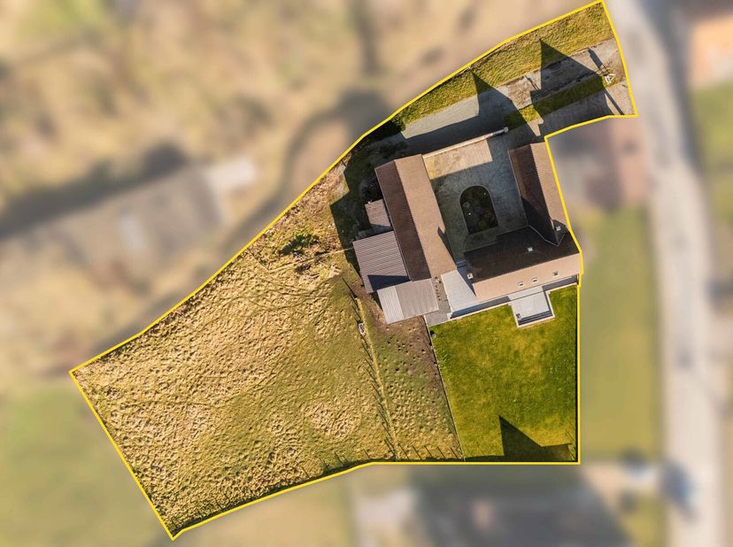 In de 1e vleugel op het gelijkvloers: inkom (met gastentoilet), ruime woonruimte en volledig ingerichte keuken. U vindt alsook een ruime slaapkamer me