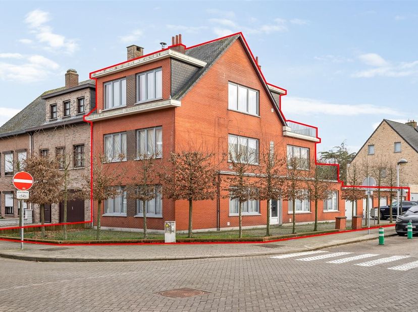 Appartementsgebouw met 4 appartementen op boogscheut van centrum Lier!  &lt;br /&gt;
Dit appartementsgebouw is gelegen aan de rand van het bruisende centrum