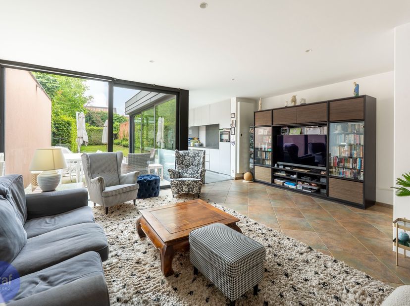 Achter de grote, smeedijzeren voordeur in de Statiestraat schuilt een mooie woning met grote ruimtes. De hidden gems zie je meteen als je de inkomhal