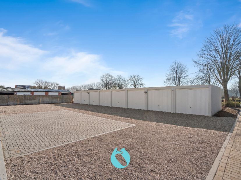 In het nieuwbouwproject Residentie Heksenketel, gelegen aan de Belzeelsestraat 23 te Evergem, zijn garageboxen en open staanplaatsen beschikbaar voor