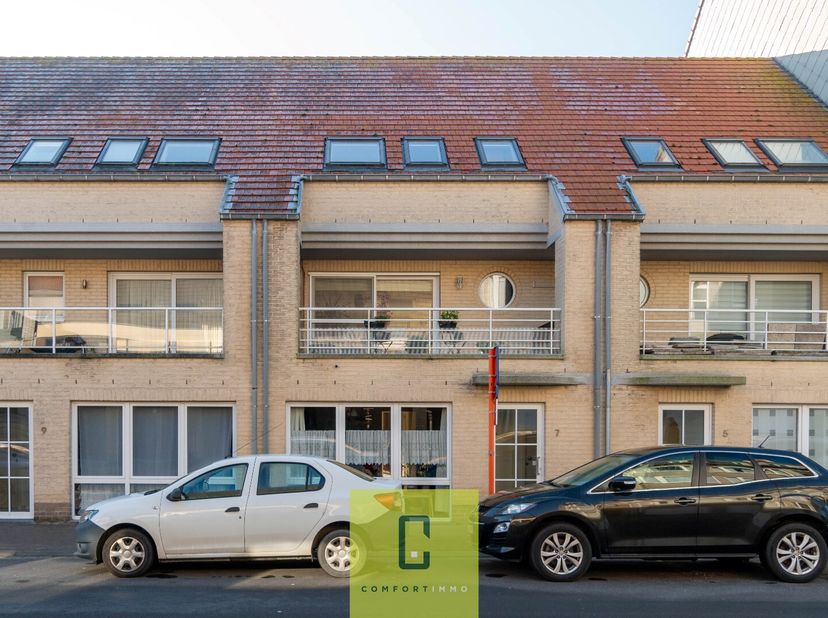 Dit gelijkvloers appartement in Oostende is gelegen in een gebouw dat in 2006 is gebouwd. Het appartement beschikt over twee slaapkamers en heeft een