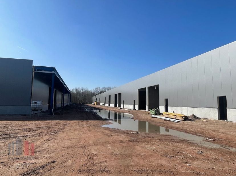 Nieuwe KMO-unit met een oppervlakte van 412 m². De nieuwe KMO-ontwikkeling &#039;PORTIS&#039; bestaat uit 49 KMO-units met oppervlaktes tussen 164 m² en 1.183 m