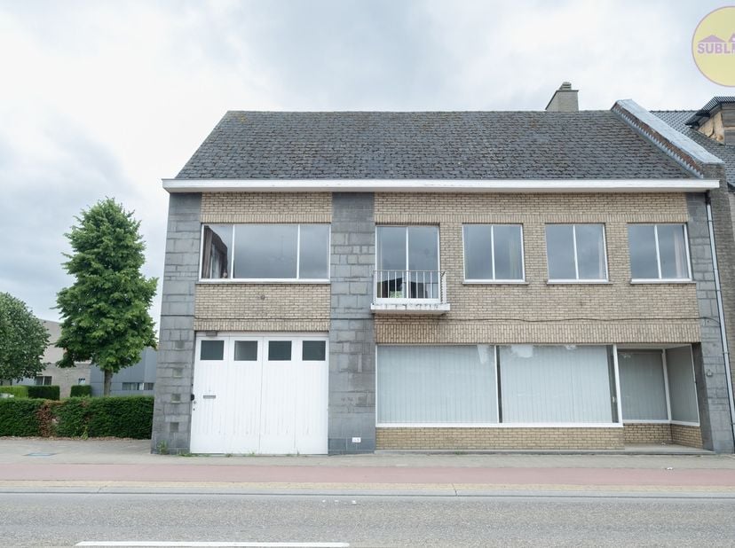 Deze woning met heel wat mogelijkheden bevindt zich in het centrum van Ham. &lt;br /&gt;
Op wandelafstand hebt u lokale handelaars, gemeentehuis,  alsook ee