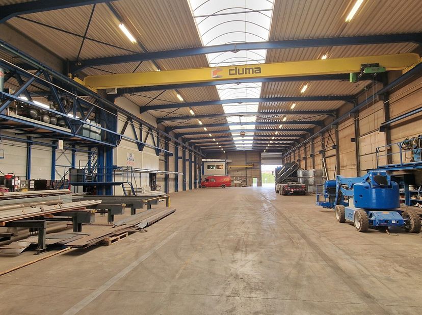 Industriële hallen geschikt voor opslag, productie en atelier.Drie aaneengesloten hallen HAL 1 van 70m x 20mHAL 2 van 70m x 20mHAL 3 van 15m x 40mUitb