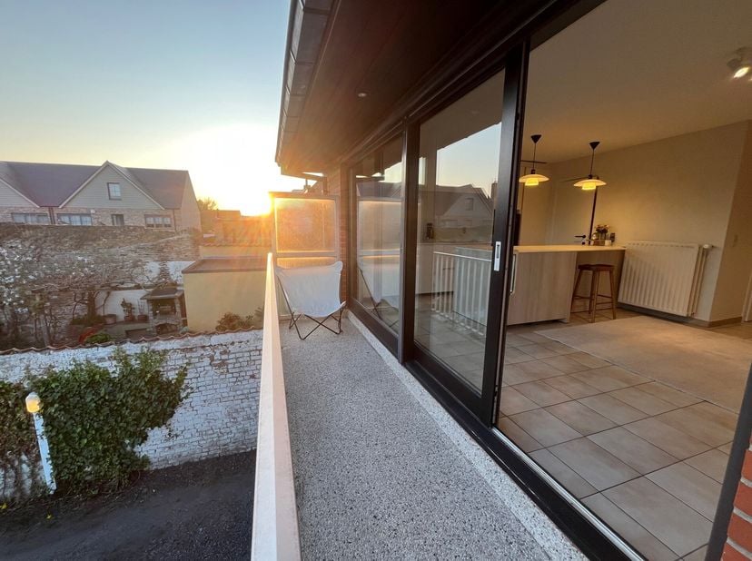ONGEMEUBELD - 3 volwaardig slaapkamer appartement(duplex) met ruim terras gelegen in hart van oud-Knokke op wandelafstand van de Lippenslaan en groent