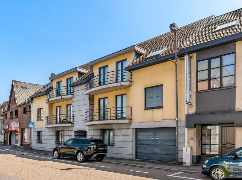 IDEALIS VASTGOED – INSTAPKLAAR DAKAPPARTEMENT MET 1 SLAAPKAMER, LICHTRIJKE LEEFRUIMTE, BADKAMER EN AUTOSTAANPLAATS OP EEN UITERST GUNSTIGE LOCATIE AAN