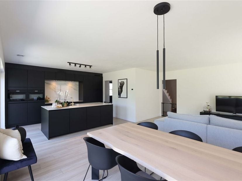 Stijlvolle nieuwbouwwoning met 3 slaapkamers op een zonnig perceel van 4a 47ca &lt;br /&gt;
Omgeving:&lt;br /&gt;
+ Rustig gelegen in een doodlopende straat&lt;br /&gt;