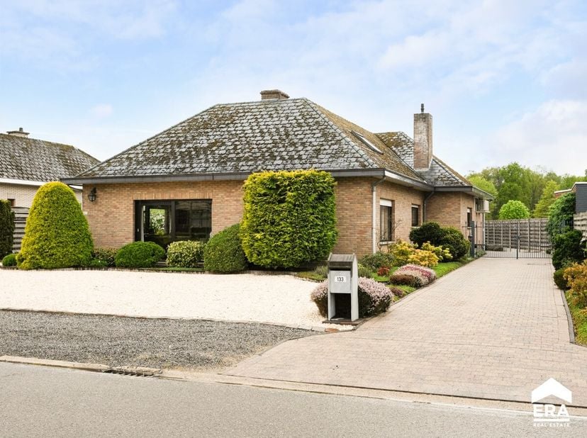 Ruime gezinswoning met prachtig uitzicht te BegijnendijkOp een perceel van 21a 10ca vind je deze verrassend ruime gezinswoning met een gebruiksvriende