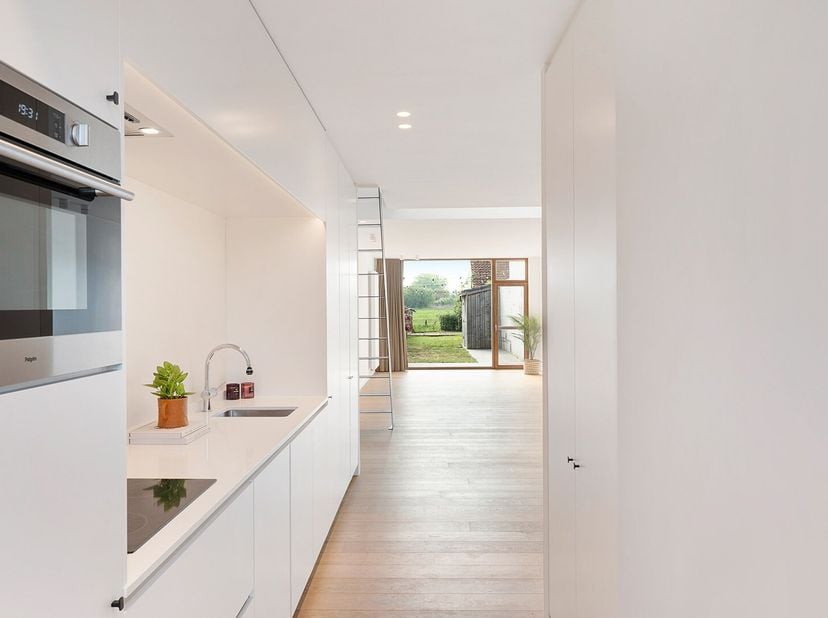 Zeer mooie en moderne woning, genietend van prachtige zichten op de achterliggende Polders. De woning werd smaakvol vernieuwd in 2018 en beschikt over
