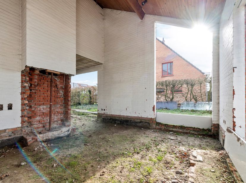 Wat een ruimtelijk en goed doordacht ontwerp, gecombineerd met een unieke en rustige ligging te Varsenare.&lt;br /&gt;
Dit is een bijzonder renovatieproject