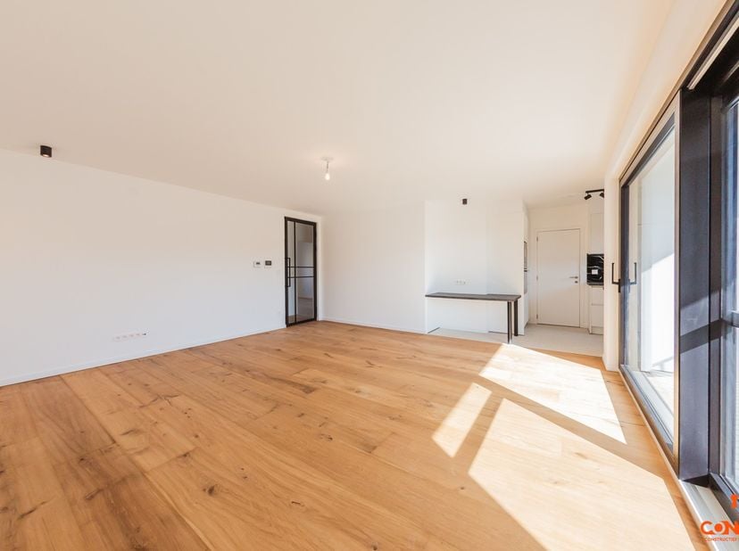 Dit appartement is gelegen in een kleinschalige residentie met vier appartementen nabij Gent Dampoort te Sint-Amandsberg. Het appartement geniet van e