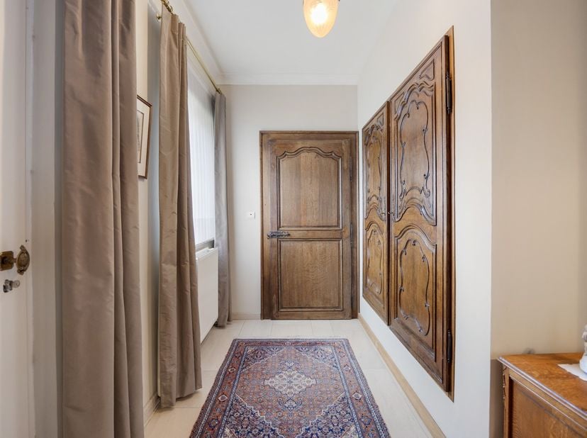 Exclusieve gelijkvloerse karakterwoning op een unieke, rustige locatie in een prestigieuze villawijk in Godsheide – Bokrijk te Hasselt. Deze woning ad