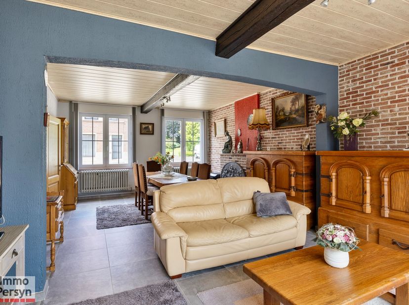 Buiten het centrum van Sint-Joris-Winge vinden we deze gerenoveerde woning terug. De woning zelf dateert van 1957 maar heeft door de jaren heen de jui