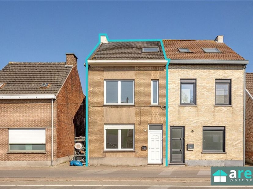 IN OPTIE! - Deze charmante ééngezinswoning op een leuk perceel is instapklaar en ideaal voor starters of kleine gezinnen. Het betreft een halfopen beb