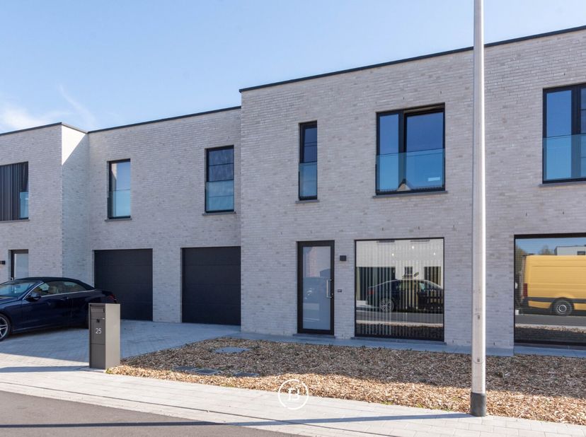 Cette belle maison se trouve dans un cul-de-sac et bénéficie d&#039;un emplacement de choix.&lt;br /&gt;
Le hall d&#039;entrée mène à l&#039;espace de vie lumineux. La cui