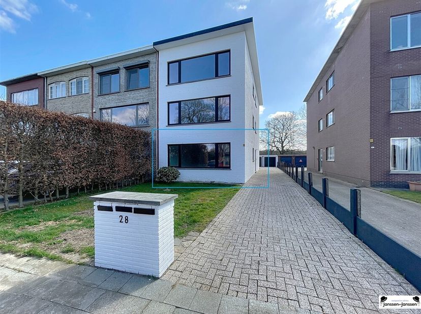 Instapklaar gelijkvloers appartement met twee slaapkamers en terras en tuin in Brasschaat.&lt;br /&gt;
Dit recent vernieuwde gelijkvloers appartement, in ee