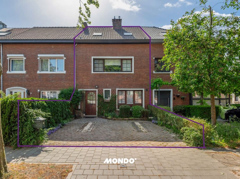 Découvrez cette charmante maison située au 38 Molenveldlaan à Edegem, parfaite pour ceux qui recherchent une résidence pratique avec un joli jardin. D
