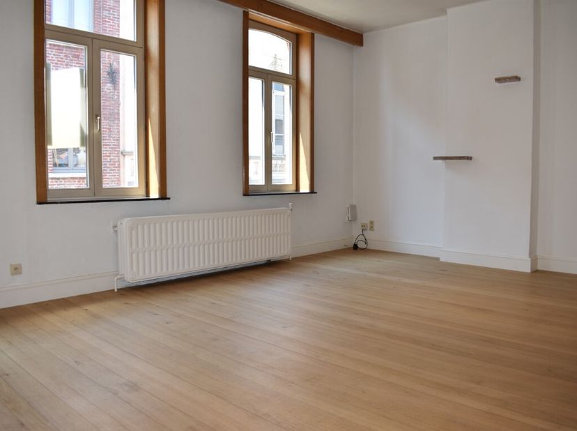 Dit ruim appartement is gelegen op wandelafstand van het station van Zottegem en tal van winkels. Het appartement omvat een inkomhal, lichtrijke leefr
