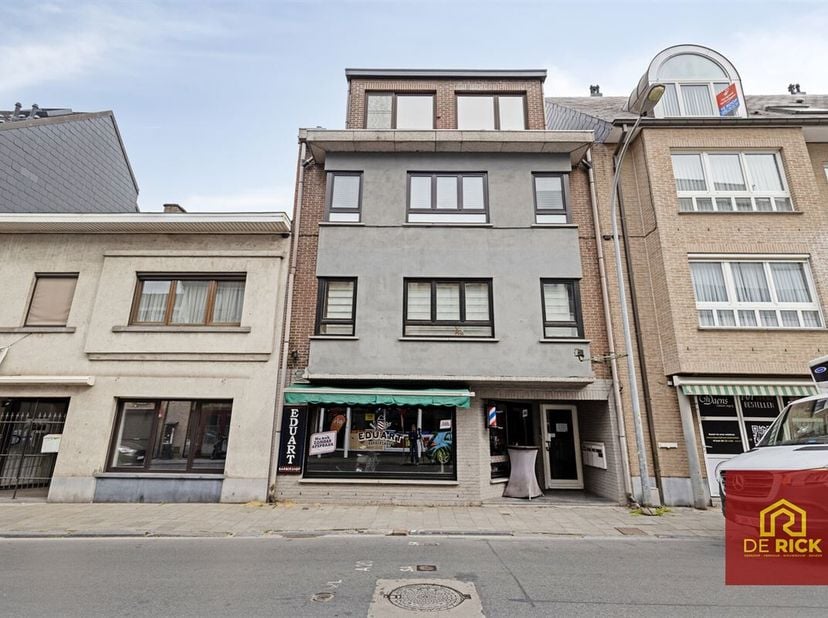 Cet appartement duplex prêt à être emménagé dans le centre d&#039;Alost est idéalement situé à proximité des écoles, des magasins, des supermarchés et des
