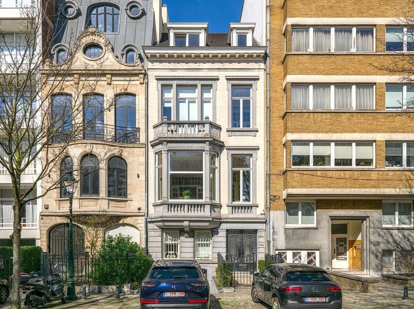 VICTOIRE-JUNOT biedt vlakbij de Place Guy d&#039;Arezzo, prachtig herenhuis van +/-400m² daterend uit 1903. Zeer mooie recepties, volledig ingerichte keuke