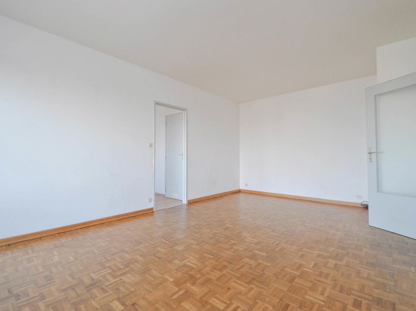 TRIOR Jette  vous propose à proximité du Shopping Basilix, cet appartement lumineux à rénover . il est  situé au 10ème étage/12, comprenant : hall d&#039;e