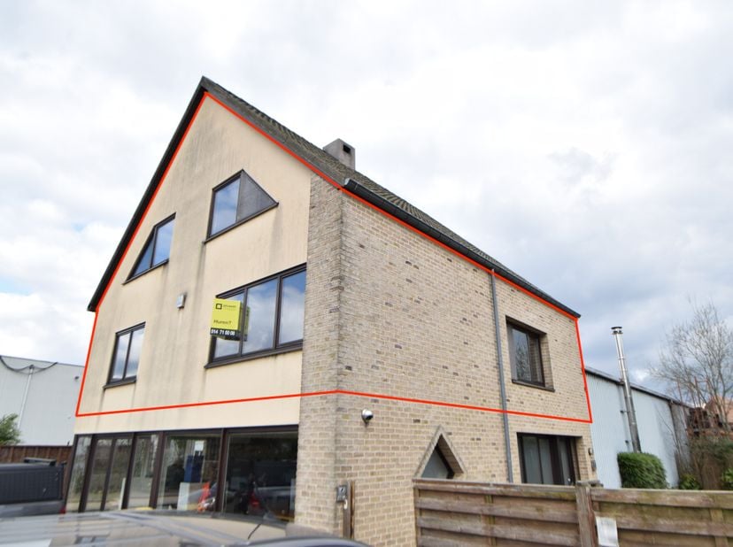 Ruim appartement met 4 slaapkamers in een kmo- en ambachtszone te Lille.&lt;br /&gt;
&lt;br /&gt;
Het appartement is gelegen op de eerste en tweede verdieping en