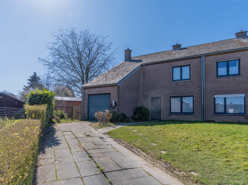 TRIOR Rixensart vous présente cette agréable maison de +/- 140m² située dans un clos résidentiel calme de Limal, à proximité direct de Rixensart et de