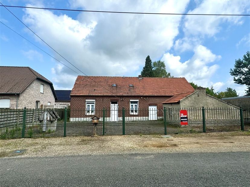 Woning gelegen op een uitzonderlijk ruim perceel van 28a 30ca op een toplocatie in een rustige en groene omgeving te Neeroeteren. Eveneens projectmoge