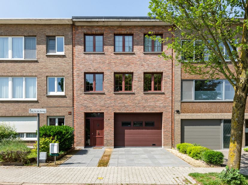 We treffen deze mooie en zeer ruime woning op een boogscheut van het centrum van Edegem, op de gegeerde wijk &quot;Molenveld&quot;. Het pand ligt op een regelma