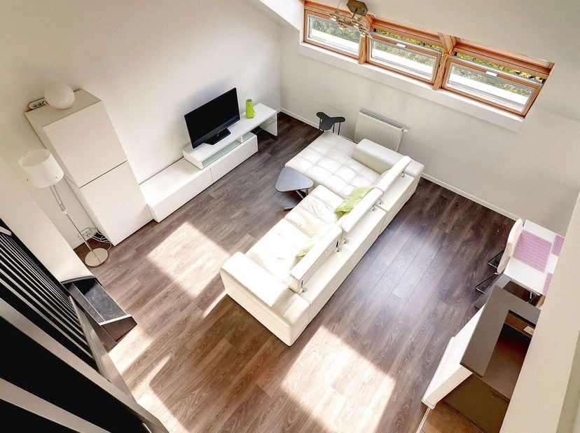 Splendide appartement duplex meublé de +- 120m² composé de :&lt;br /&gt;
- 3 chambres (15 m² - 15 m² - 9 m²) en parquet dont la chambre principale avec dres